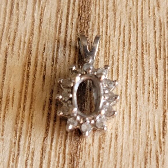 10k diamond pendant round bezel - Picture 2 of 4